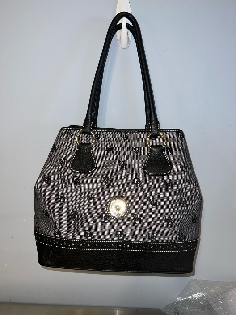 Dooney & Bourke Black and Gray Signature Shoulder Bag no call outs - Picture 2 of 10